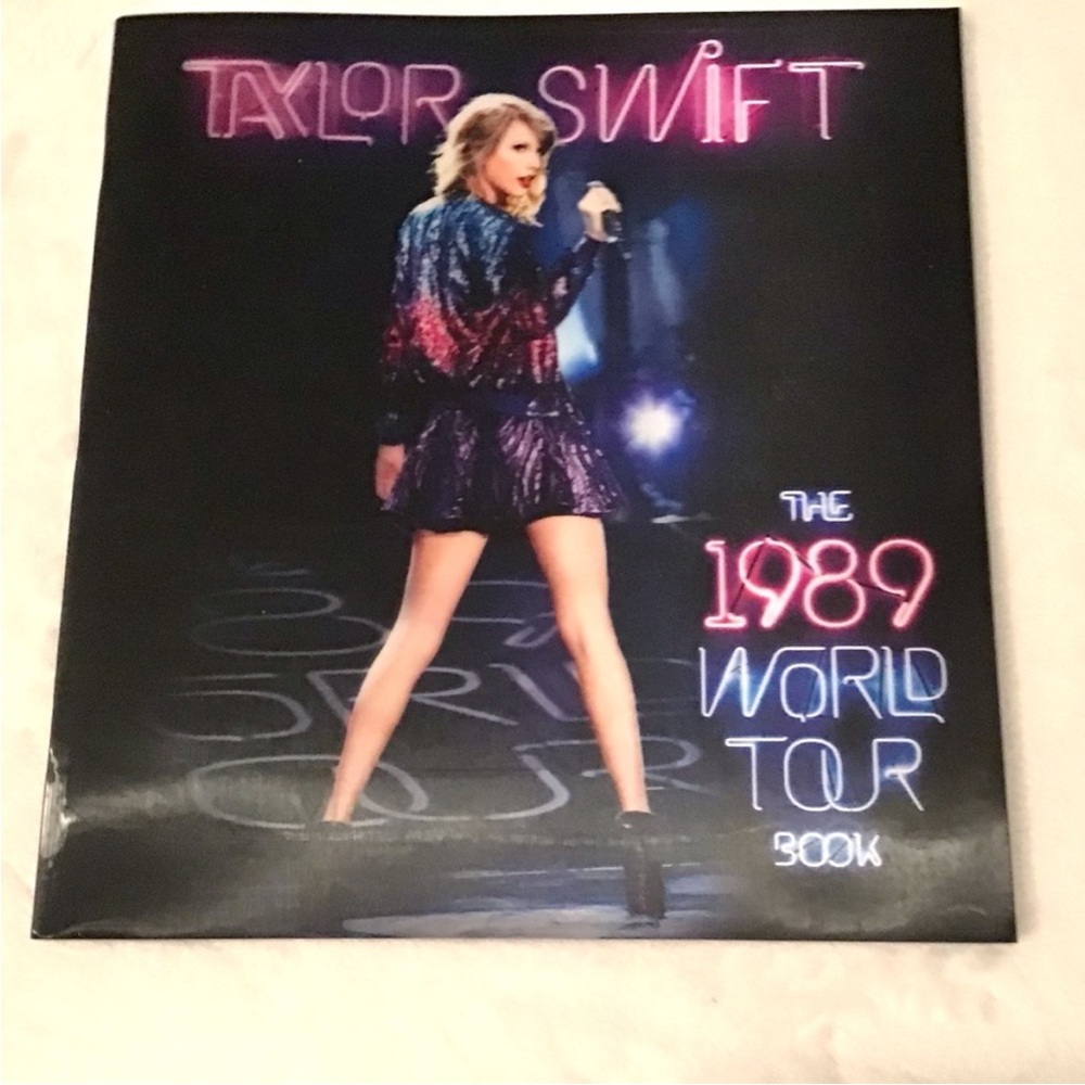 - Taylor Swift 1989 World Tour Book - Multicolor New Condition